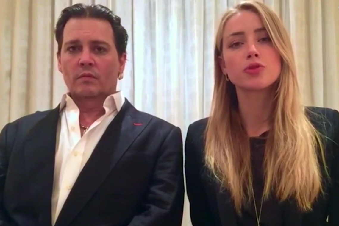 Johnny Depp e Amber Heard em vídeo no qual se desculpam por terem levado cães de estimação ilegais à Austrália