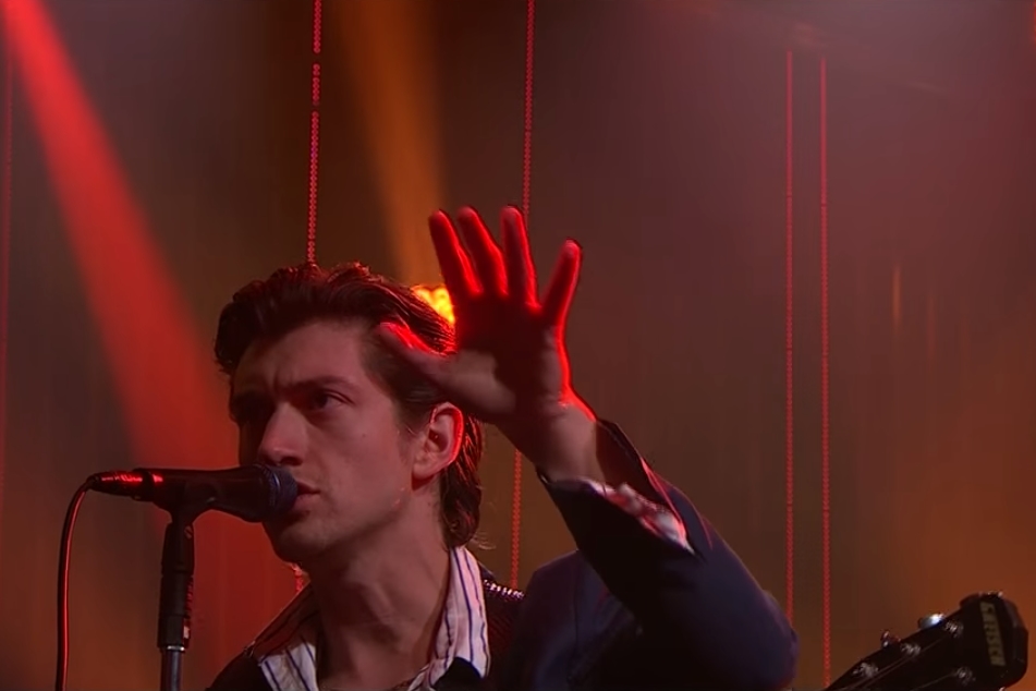 Alex Turner, do Arctic Monkeys, durante apresentação com o projeto paralelo The Last Shadow Puppets