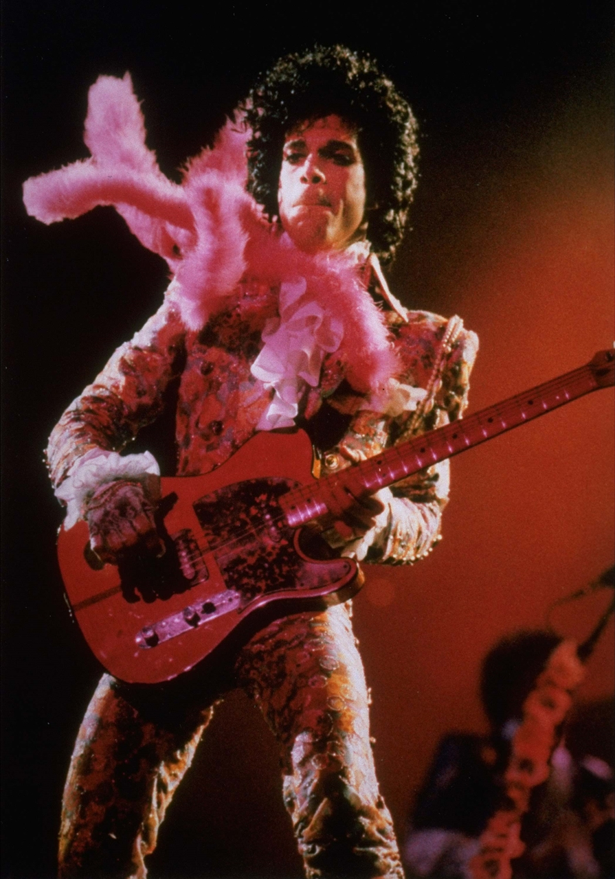 Nesta imagem (do mesmo show em Houston, em 11 de janeiro de 1985) Prince aparece tocando a famosa guitarra Madcat Hohner Telecaster, que o acompanhou ao longo da turnê do disco Purple Rain.