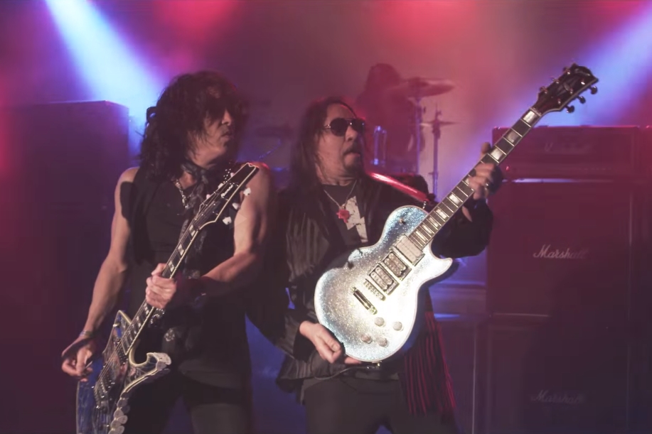 O guitarrista, Ace Frehley, e o vocalista, Paul Stanley, da formação original do Kiss em cena do clipe de "Fire and Water", cover do Free