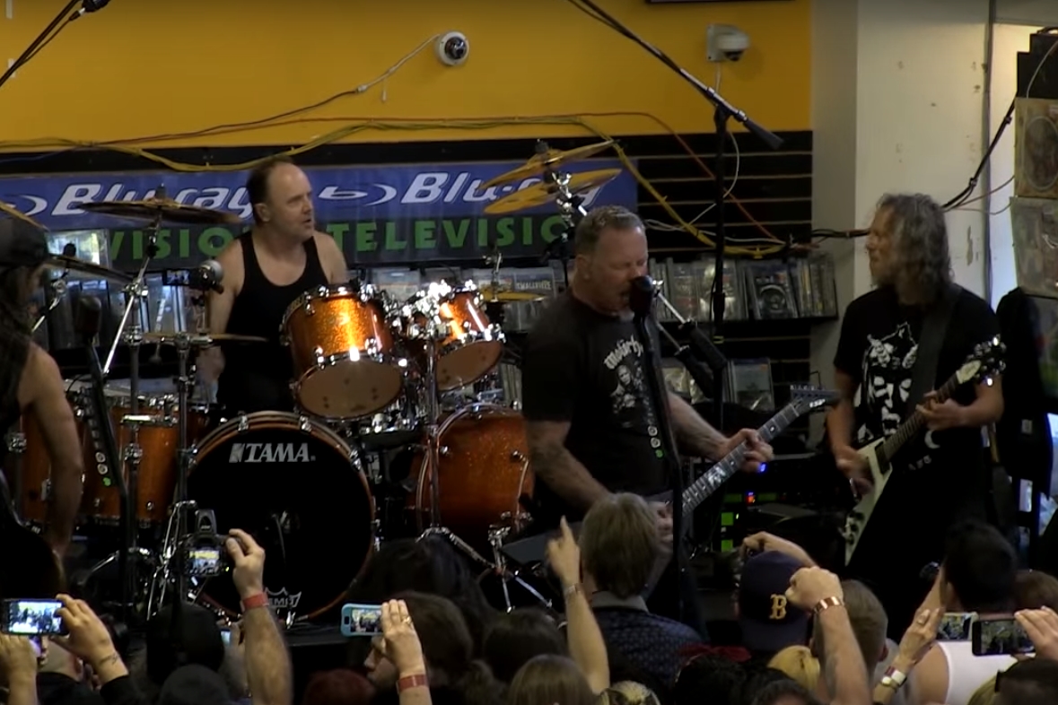 O Metallica em trecho de show em uma loja de discos em São Francisco, nos Estados Unidos, pelo Record Store Day