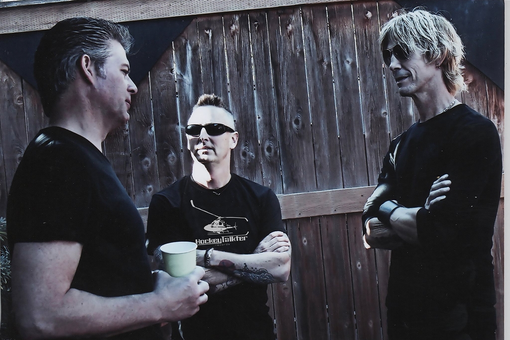 Barrett Martin (Mad Season/Screaming Trees), Mike McCready (Pearl Jam/Mad Season) e Duff McKagan (Guns N’ Roses/Velvet Revolver) como o supergrupo Levee Walkers
