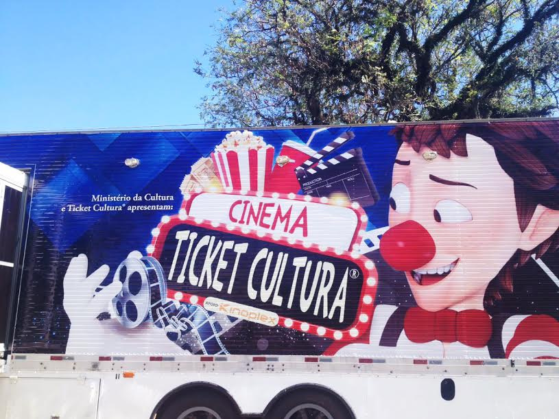 O projeto Cinema Ticket Cultura, encabeçado pela Kinoplex em parceria com a Ticket Cultura, percorre 40 cidades brasileiras de maio a novembro, promovendo exibições cinematográficas em uma carreta personalizada.