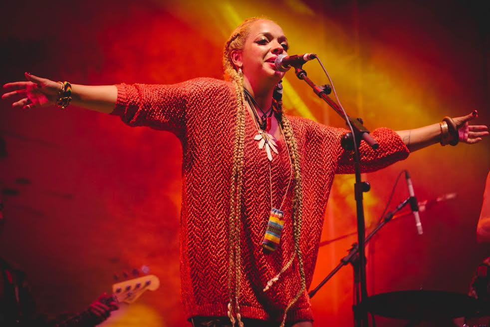 Conhecida por mesclar elementos do afrobeat e da música de cabaré, a cantora Anelis Assumpção se apresenta no festival Maloca Dragão.