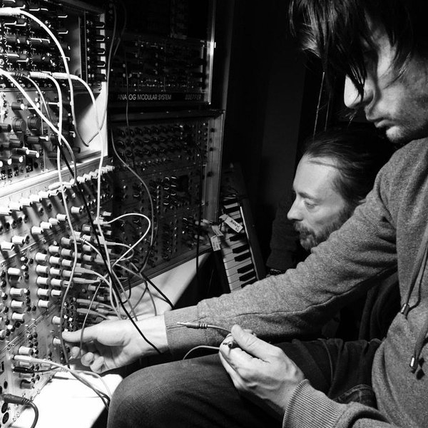 Thom Yorke (vocalista) e Jonny Greenwood (guitarrista), do Radiohead, durante a produção do disco A Moon Shaped Pool, em foto tirada e publicada pelo produtor Nigel Godrich