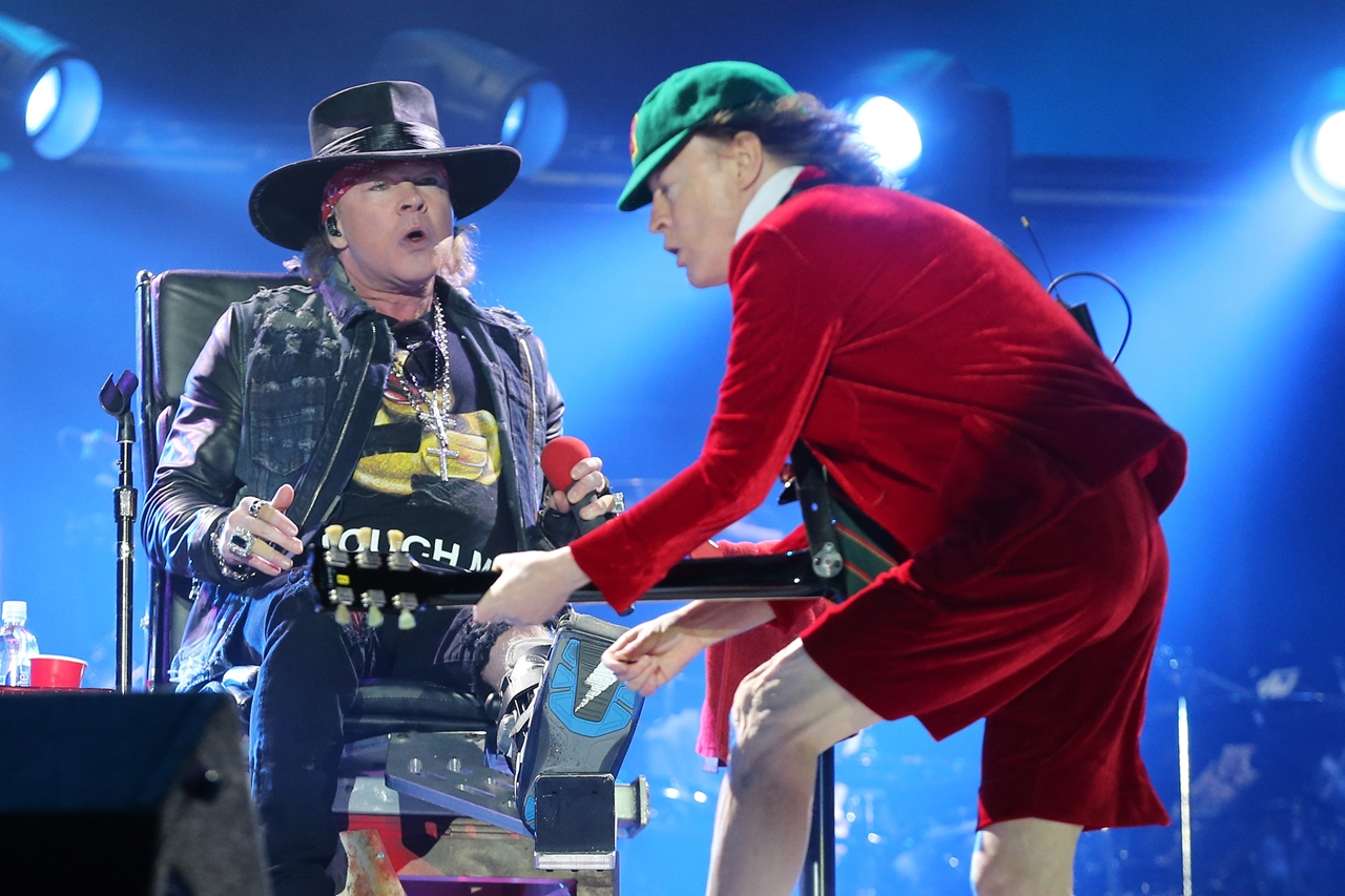 O guitarrista Angus Young eo vocalista Axl Rose (Guns N' Roses) durante show do AC/DC em Lisboa, Portugal