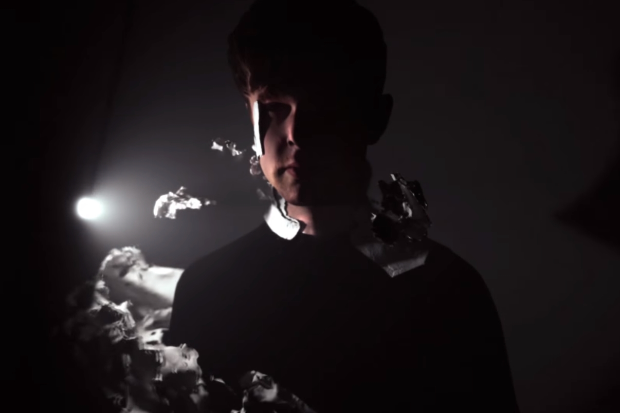 O cantor, compositor e produtor James Blake em cena do clipe de “I Need A Forest Fire” , parceria dele com Bon Iver