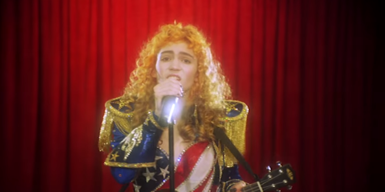 Grimes no clipe da faixa "California".