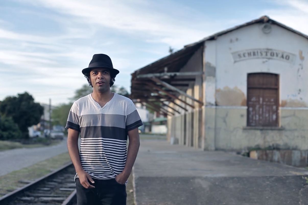 O vocalista e guitarrista Júlio Andrade em cena de documentário do The Baggios