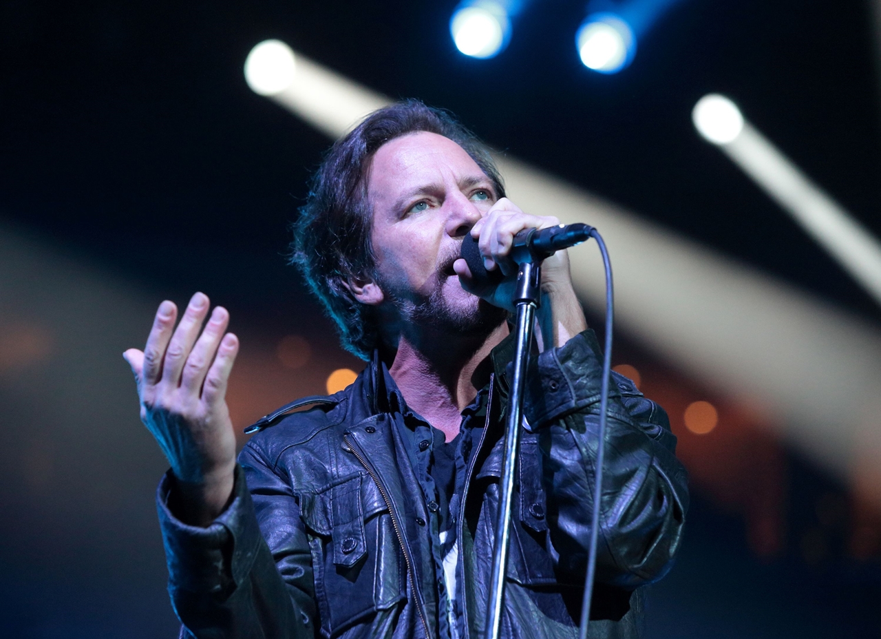 O vocalista Eddie Vedder durante show do Pearl Jam no The Wells Fargo Center, na Filadélfia, Estados Unidos, em abril de 2016