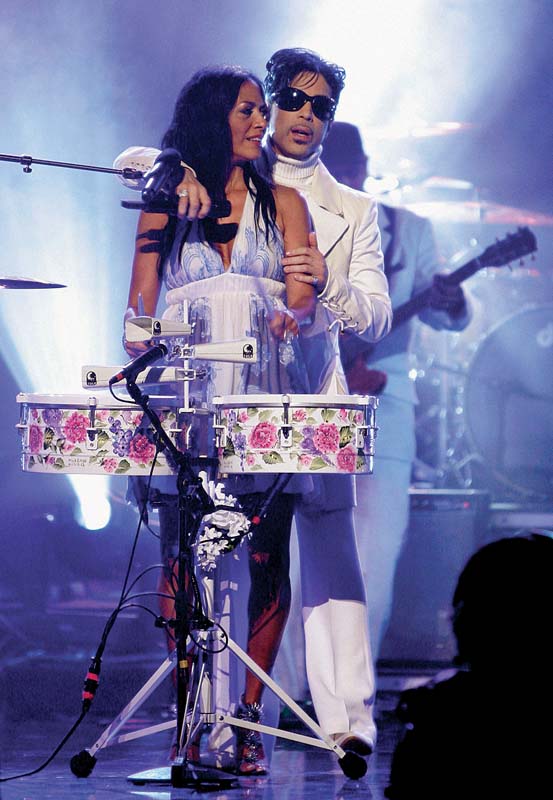 Com a ex-amante e amiga Sheila E. em um show em 2007