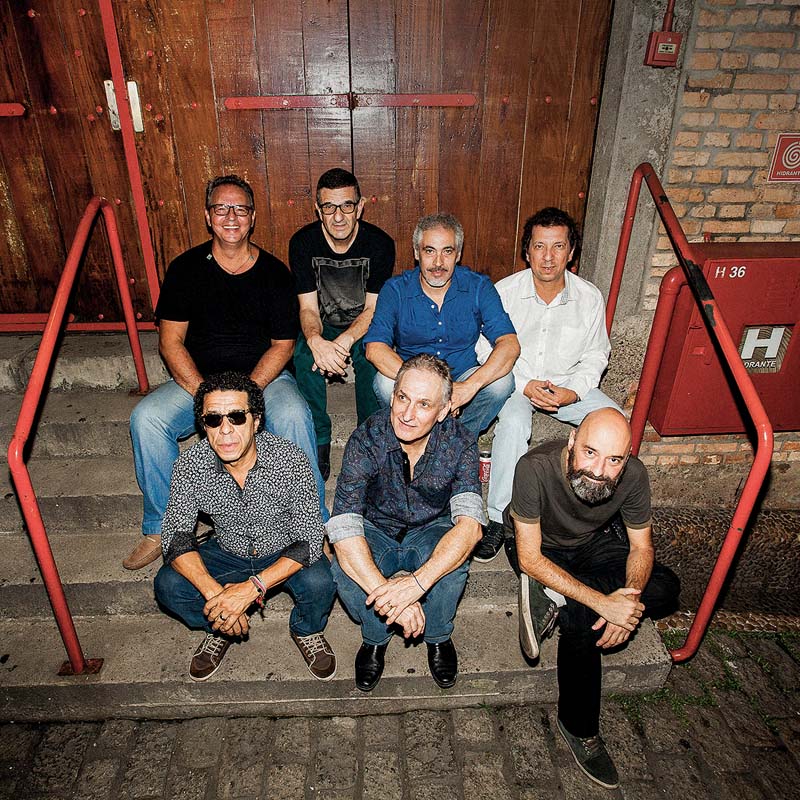 Sarrumor (o segundo da esq. para a dir., no alto) volta a gravar com o Língua