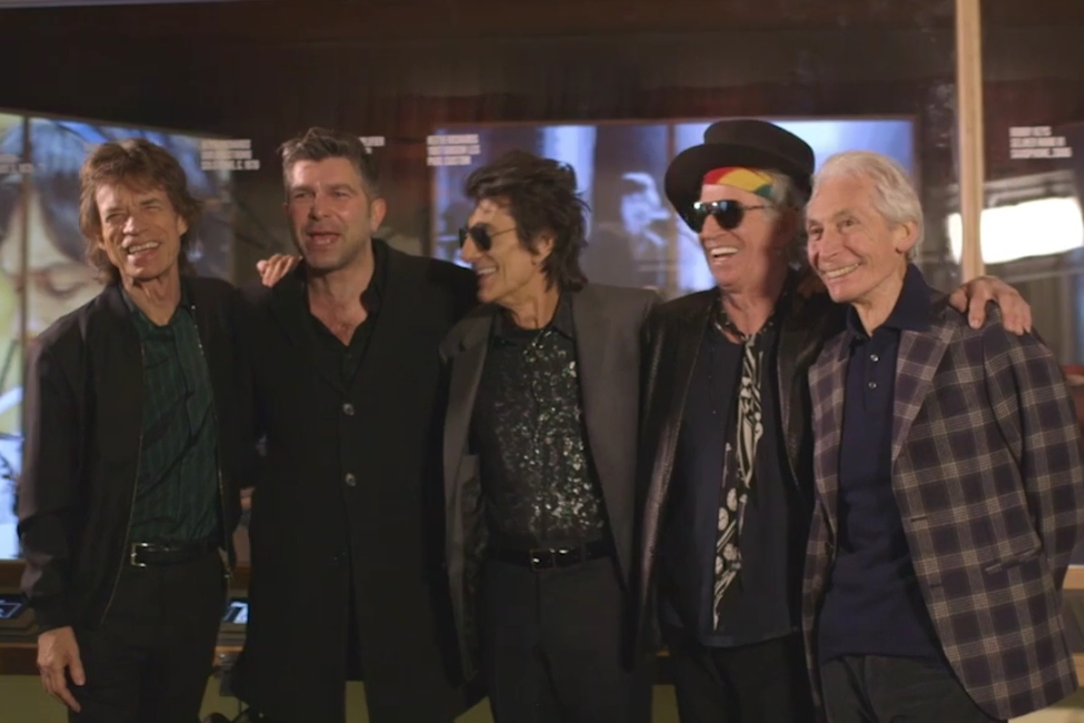 Integrantes dos Rolling Stones encontram fã em visita a mostra da banda, em Londres