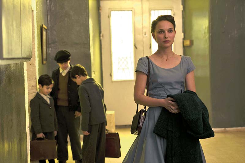 Natalie na tela e por trás dela