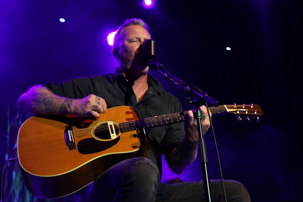 James Hetfield, no show anual Acoustic-4-A-Cure de 2016, em São Francisco, nos Estados Unidos