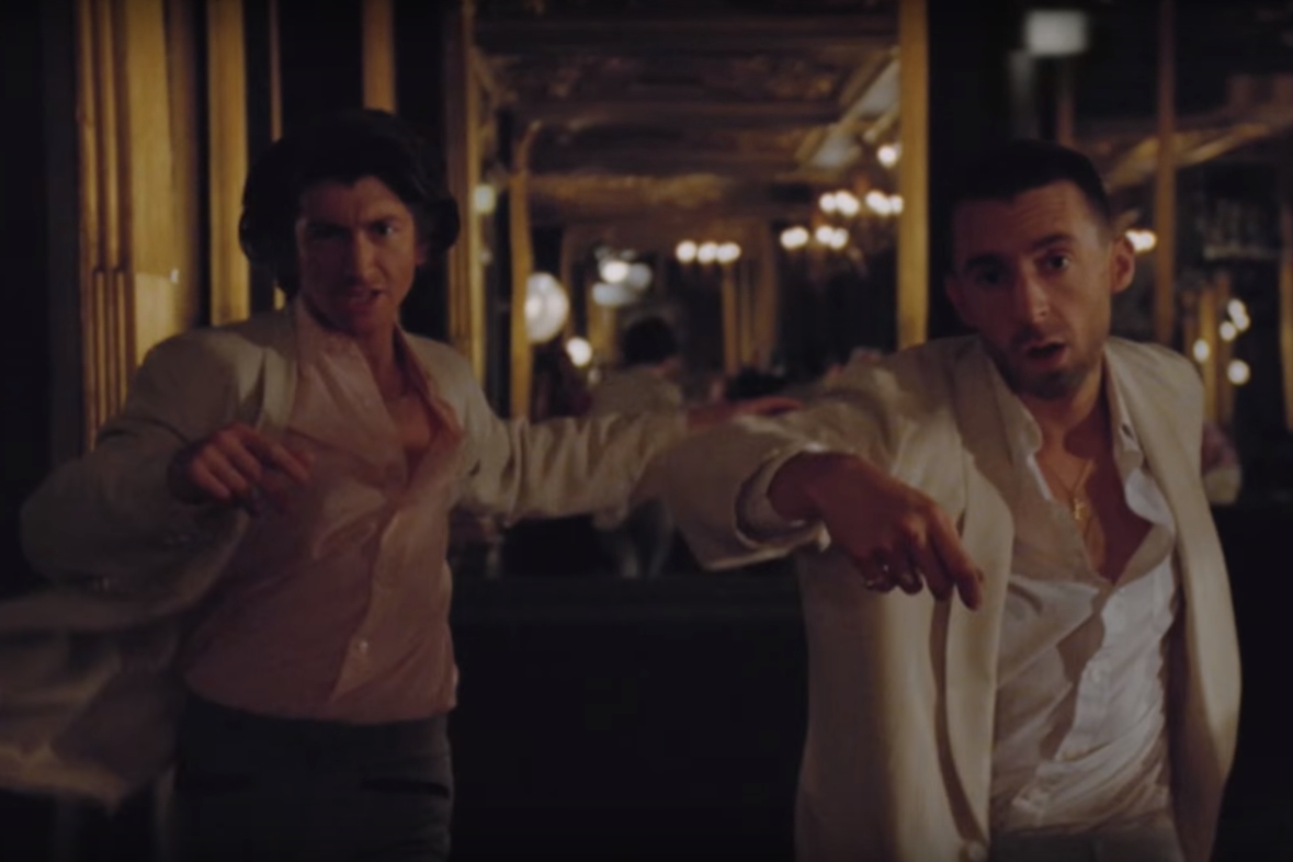 Alex Turner e Miles Kane em cena do clipe de "Miracle Aligner", do Last Shadow Puppets