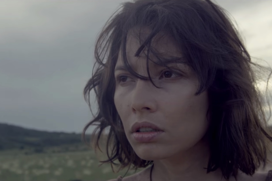 A vocalista do Carne Doce, Salma Jô, em cena do clipe de "Benzin", do Boogarins