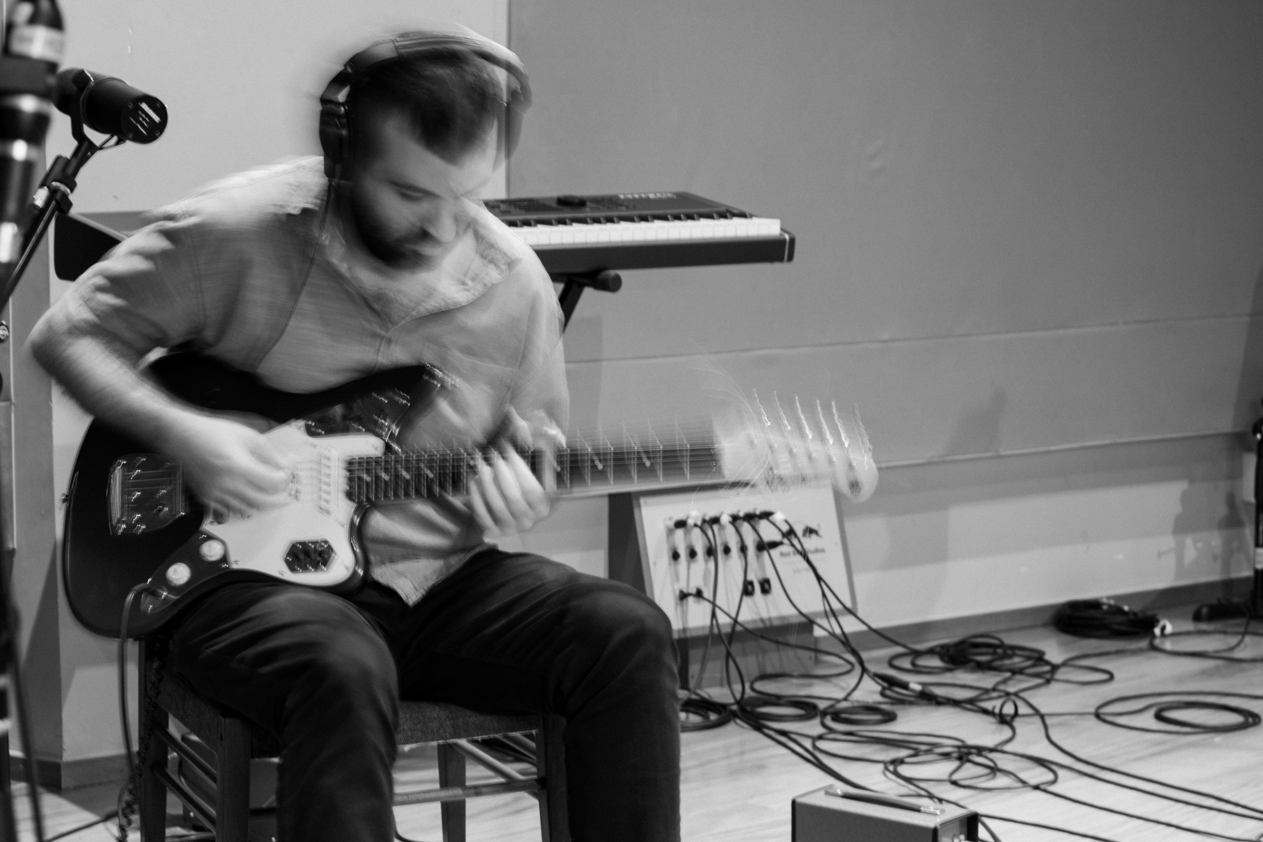 O guitarrista Kiko Dinucci durante as gravações do disco MM3, do Metá Metá