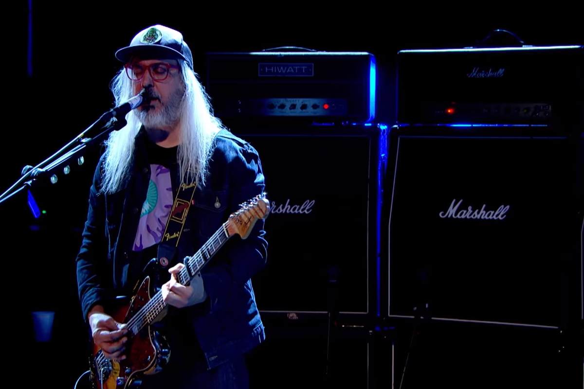 J Mascis, do Dinosaur Jr., em trecho de vídeo com performance do single "Tiny"