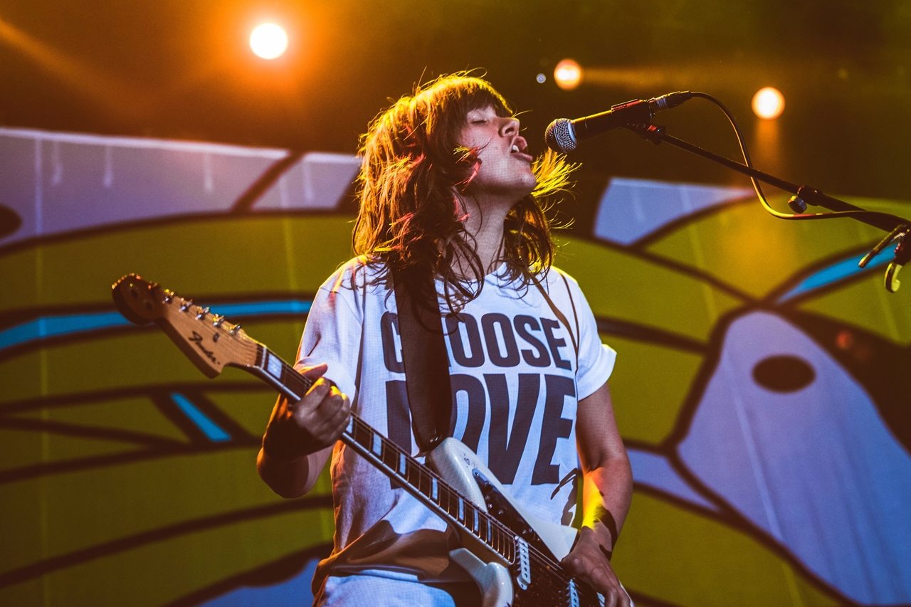 A cantora australiana Courtney Barnett durante show no The Forum, em Londres, (Inglaterra)