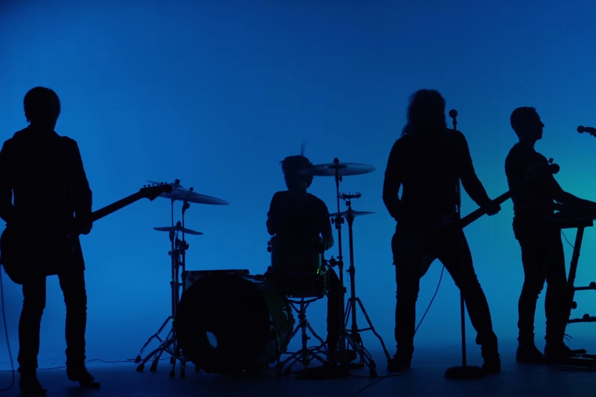 Quarteto que forma o supergrupo Gone Is Gone em cena do clipe de "Starlight"