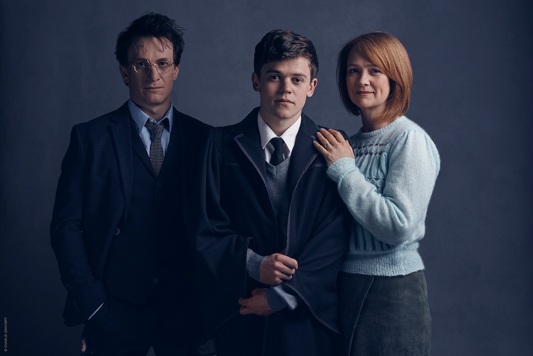 Parte do elenco da peça Harry Potter e a Criança Amaldiçoada: Harry Potter (Jamie Parker), Gina (Poppy Miller) e Albus (Sam Clemmett)