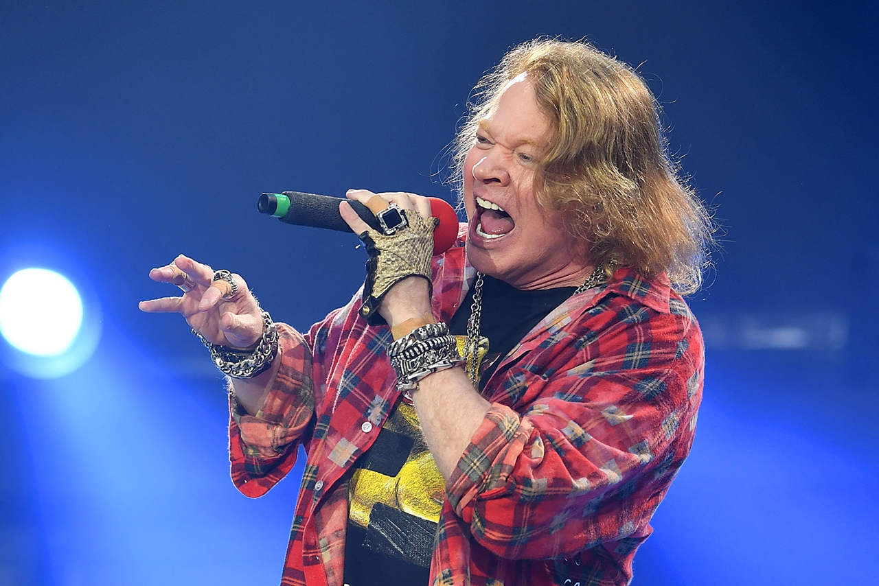 Axl Rose, do Guns N' Roses, durante com o AC/DC