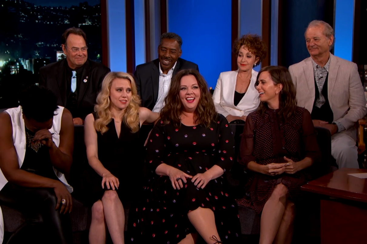 Elenco do Caça-Fantasmas de 2016 e do filme de 1984 durante encontro no programa Jimmy Kimmel Live