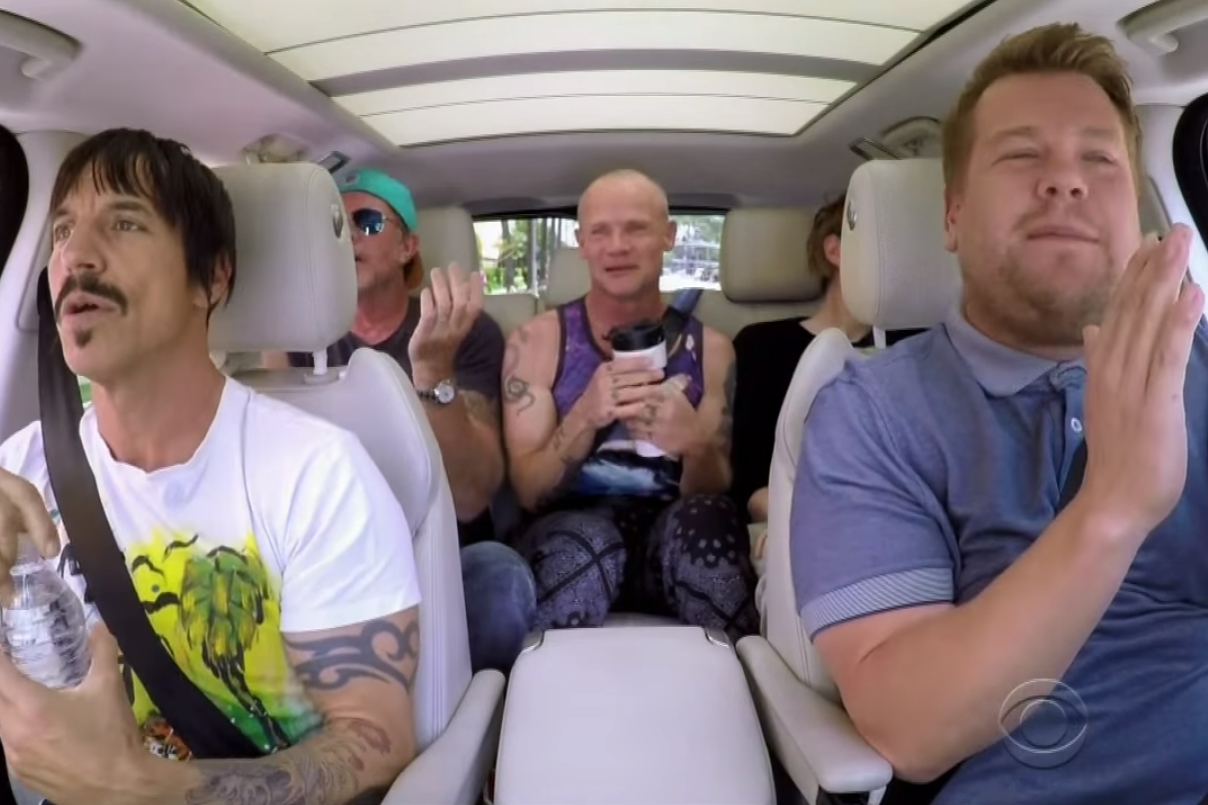 Red Hot Chili Peppers durante cena de episódio do quadro “Carpool Karaoke”, do apresentador James Corden