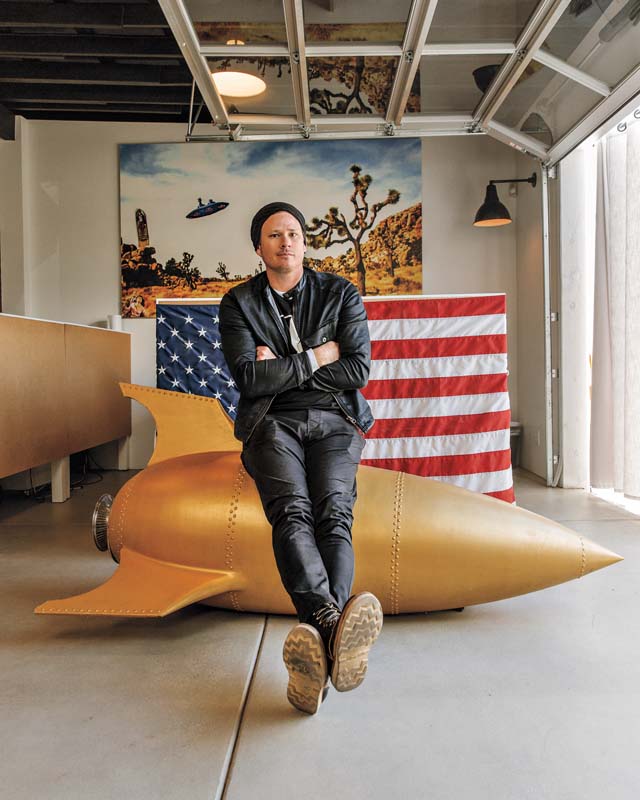 DeLonge no escritório do To the Stars, em San Diego