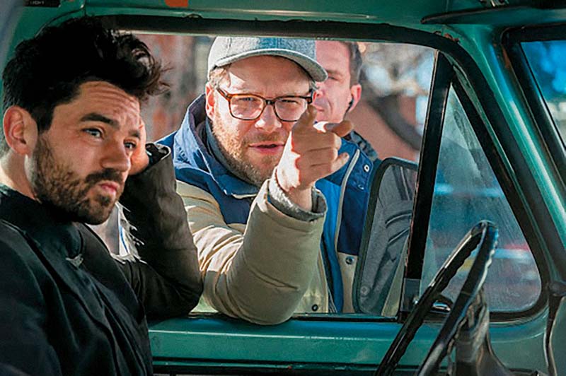 Cooper (à esq.) e Rogen no set