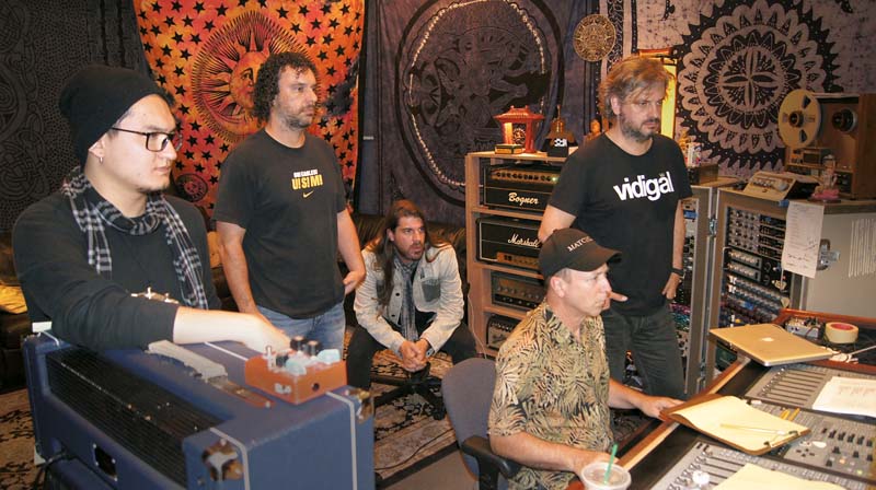 Conquistando Território  Maeda, Marco Vieira, Belling (Da esq. para a dir.), Luiz Fernando Vieira (à frente) e Wallace (sentado)