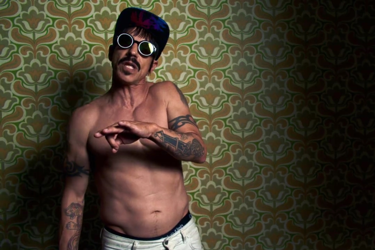 O vocalista Anthony Kiedis em cena do clipe de "Dark Necessities", do Red Hot Chili Peppers