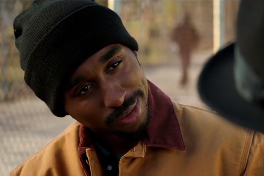 Cena do trailer de All Eyez on Me, cinebiografia do rapper Tupac Shakur (vivido pelo ator Demetrius Shipp Jr.)
