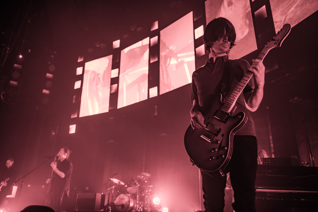 Jonny Greenwood, guitarrista do Radiohead, durante show da banda em Londres, em maio de 2016