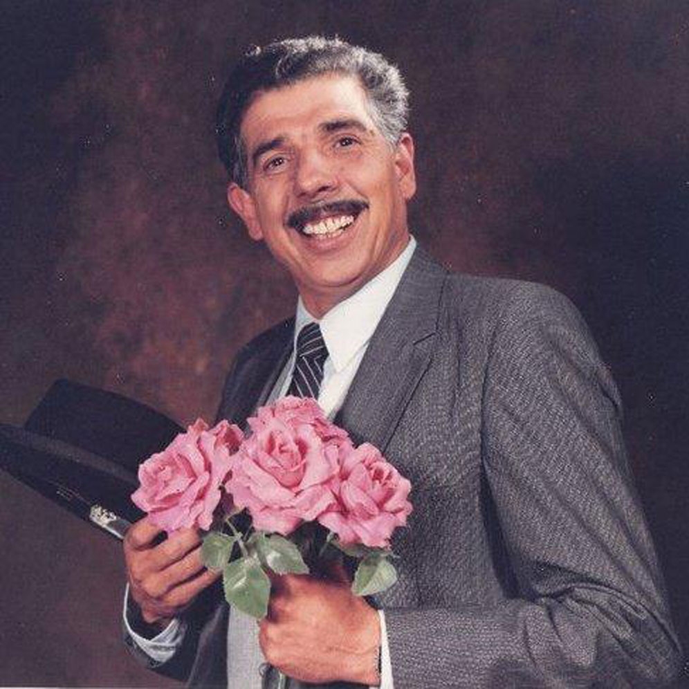 O ator Ruben Aguirre dando vida ao Professor Girafales em Chaves