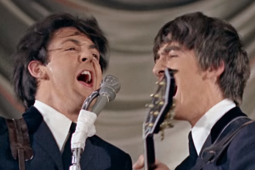 Paul McCartney e George Harrison durante show dos Beatles exibido em cena do documentário The Beatles: Eight Days A Week – The Touring Years, de Ron Howard