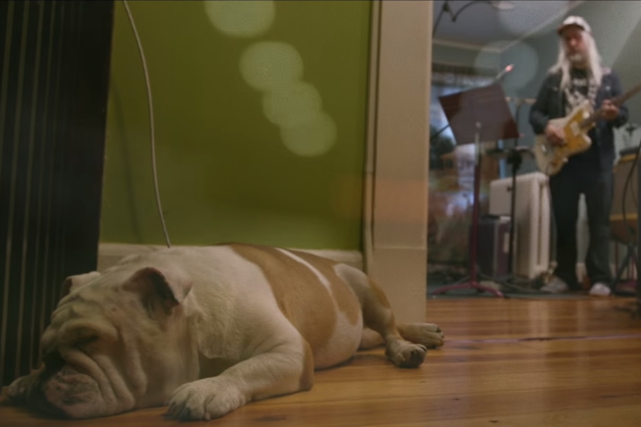 Cena do clipe de "Tiny", do Dinosaur Jr.