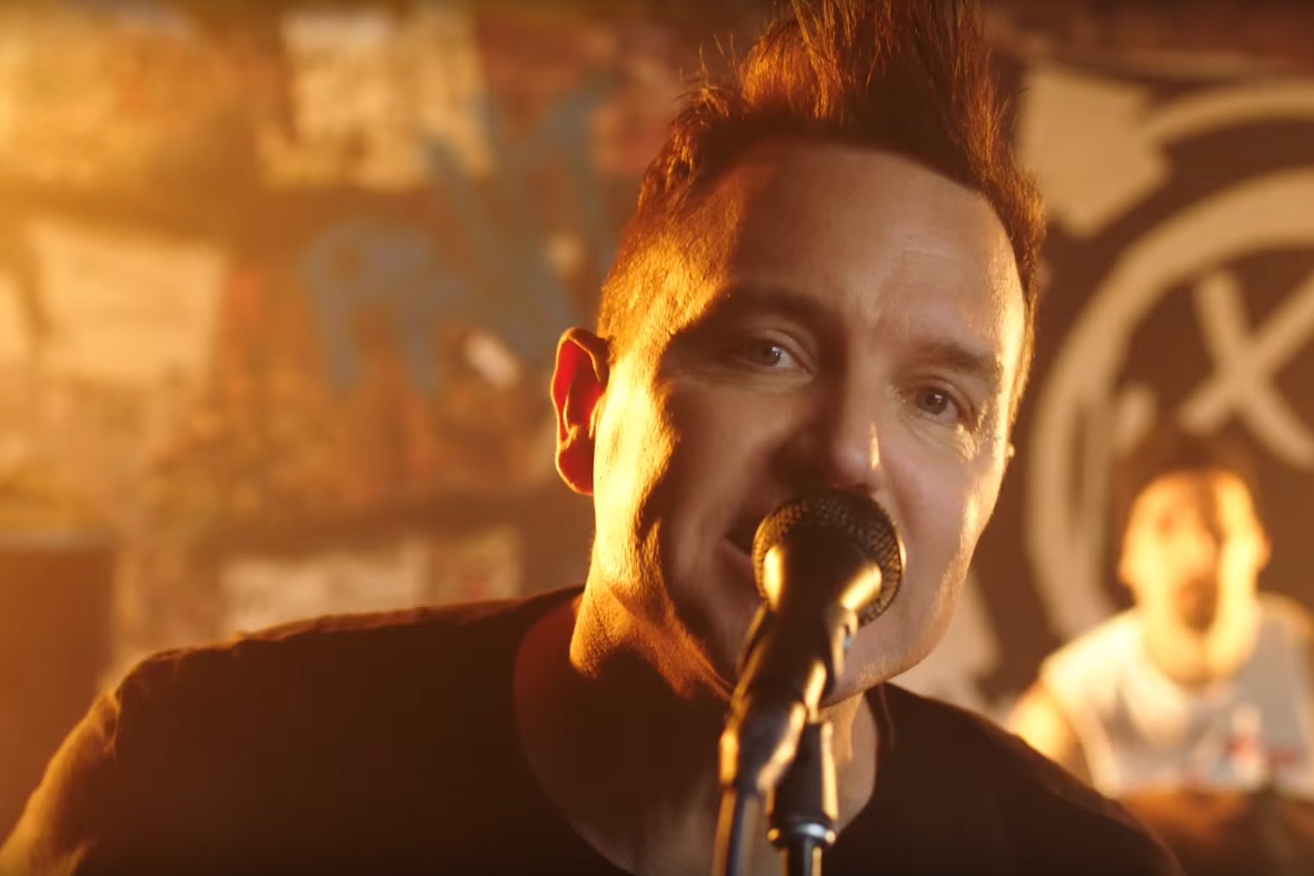 O baixista do Blink 182, Mark Hoppus, em cena do clipe de “Bored To Death”