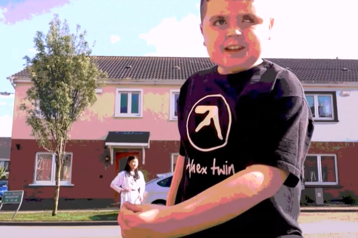 Cena do clipe de “CIRKLON3 [ ????????? mix ]”, de Aphex Twin