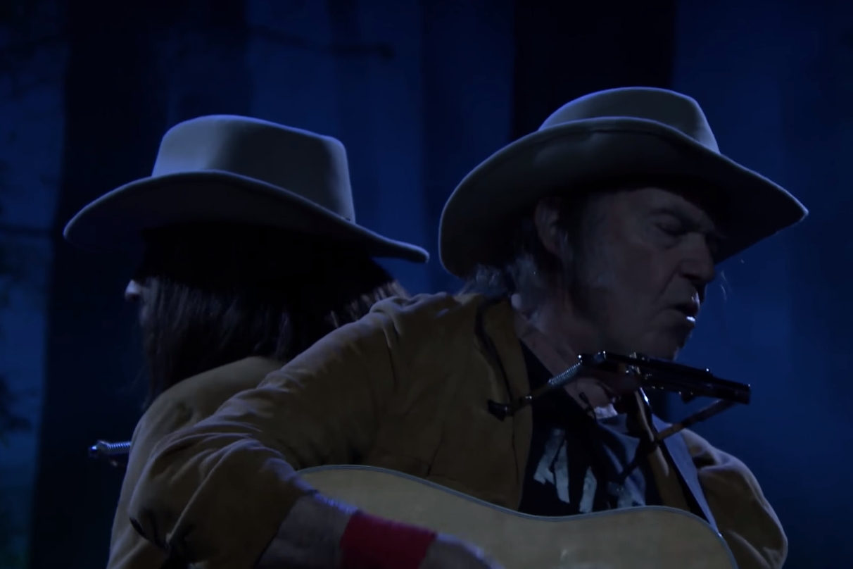 Neil Young e Jimmy Fallon (imitando Neil Young) fazendo dueto no programa norte-americano Tonight Show