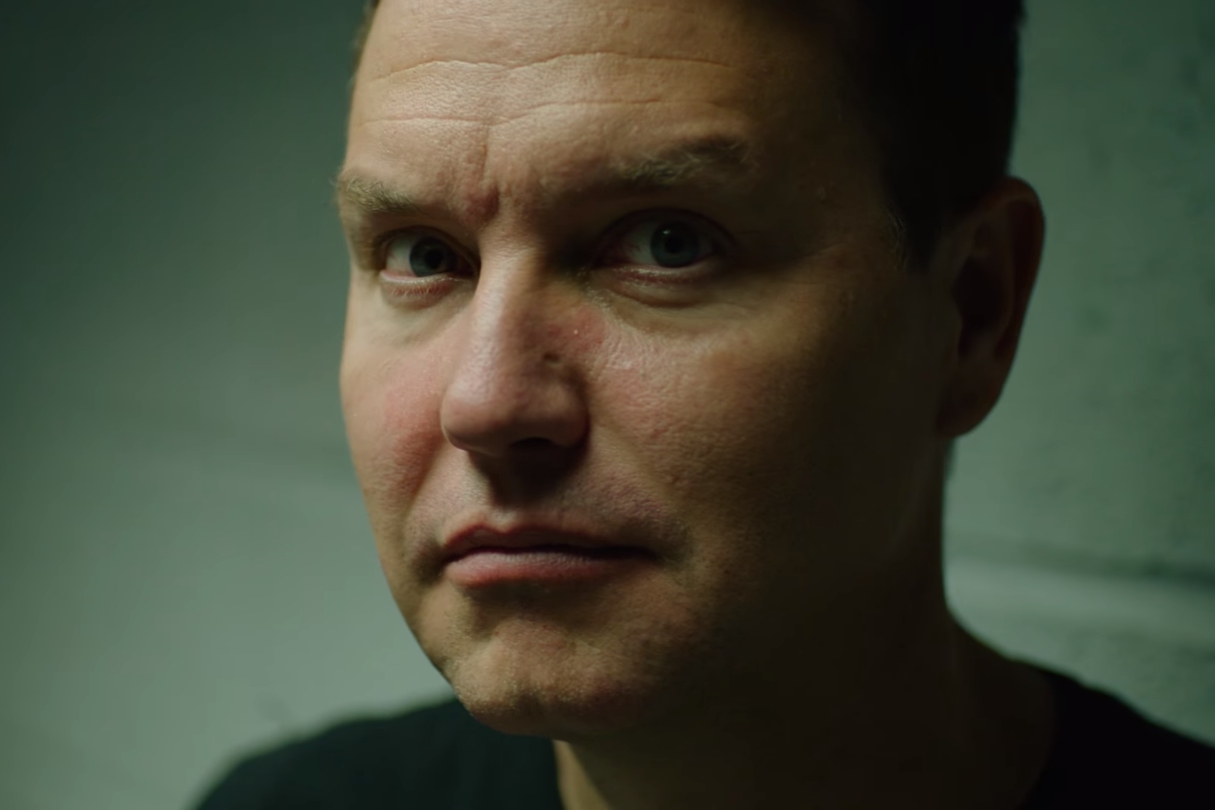 Mark Hoppus, baixista do Blink 182, em cena de documentário sobre a banda