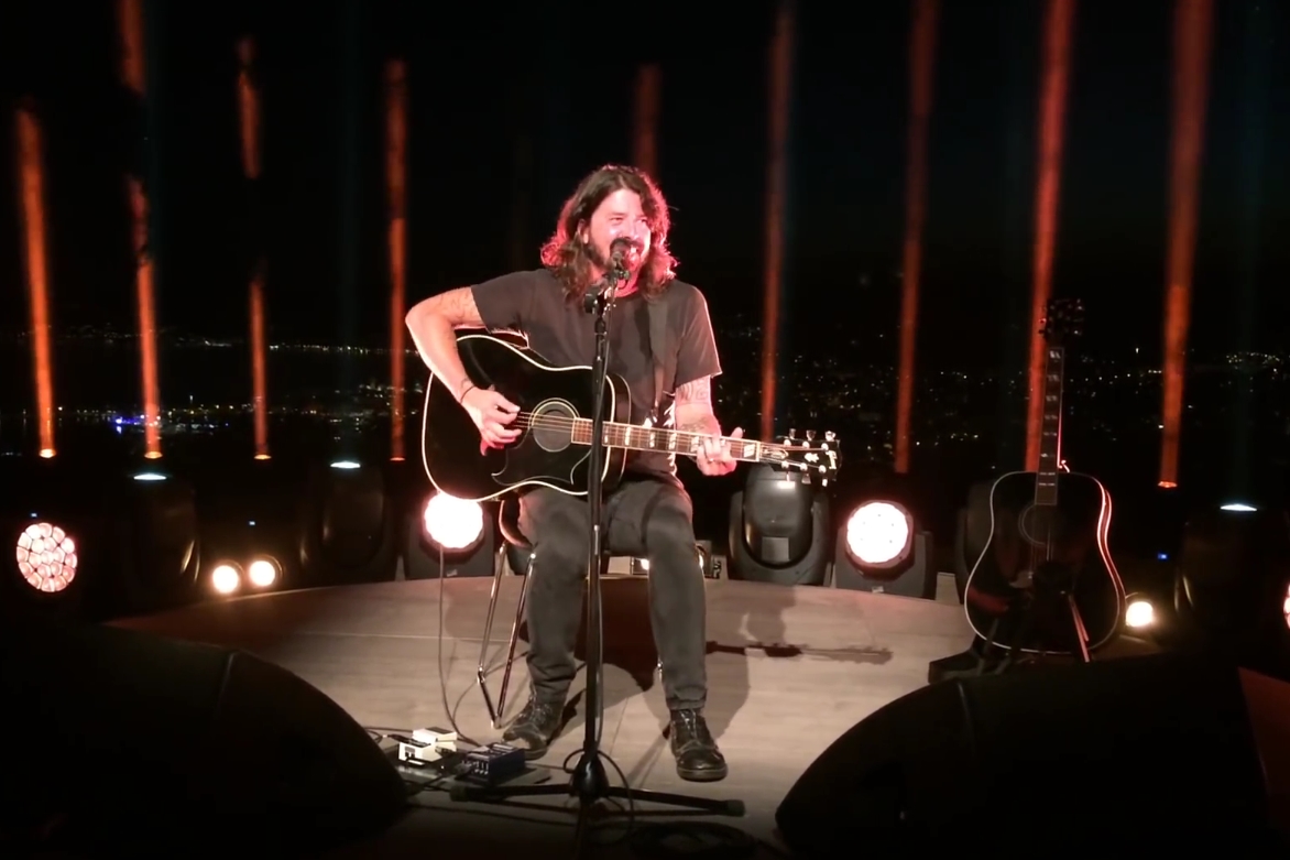Dave Grohl durante performance acústico no festival Cannes Lions