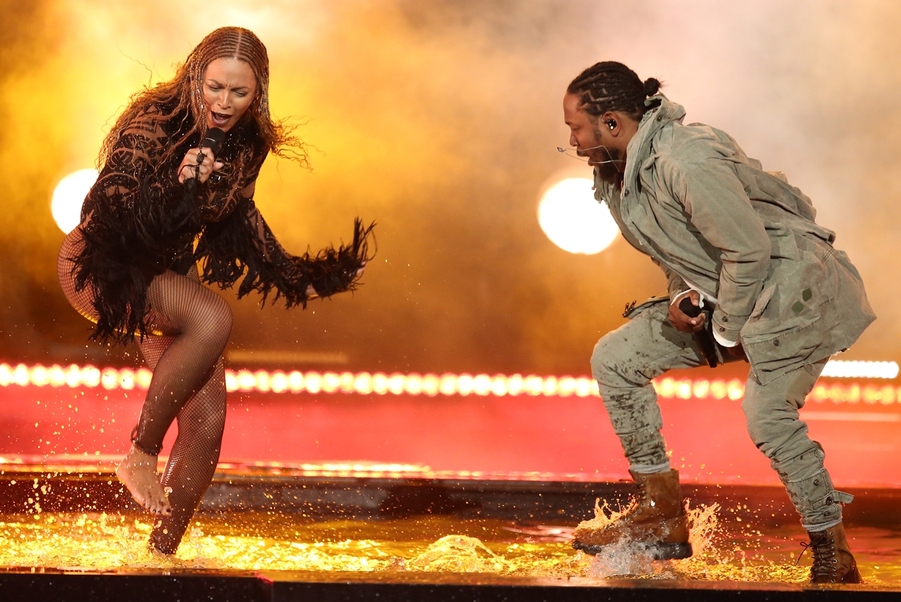 Beyoncé e Kendrick Lamar durante performance de "Freedom" (parceria deles do disco Lemonade) no BET Awards de 2016