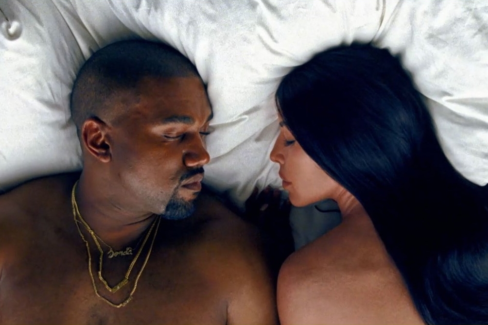 Kanye West e Kim Kardashian em cena do polêmico vídeo de "Famous"
