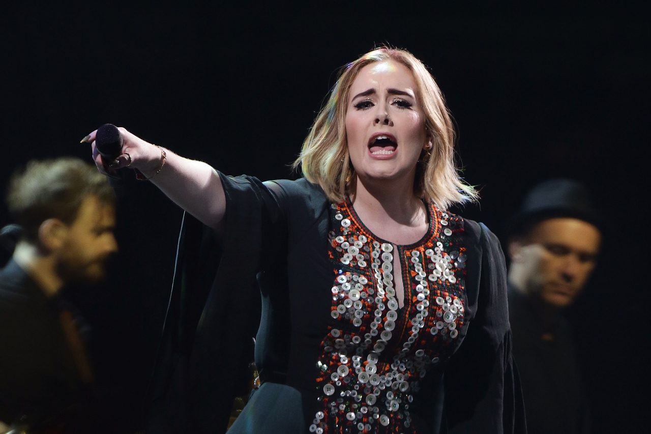 Adele durante o show dela como headliner no festival britânico Glastonbury de 2016
