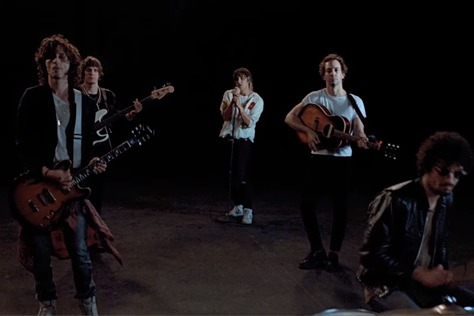 The Strokes em cena do clipe de “Threat Of Joy”, faixa do EP Future Present Past (2016)