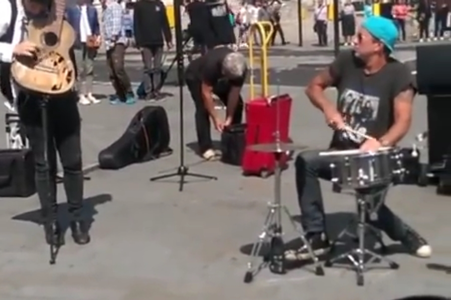 Chad Smith, baterista do Red Hot Chili Peppers, tocando com músicos de rua em Londres