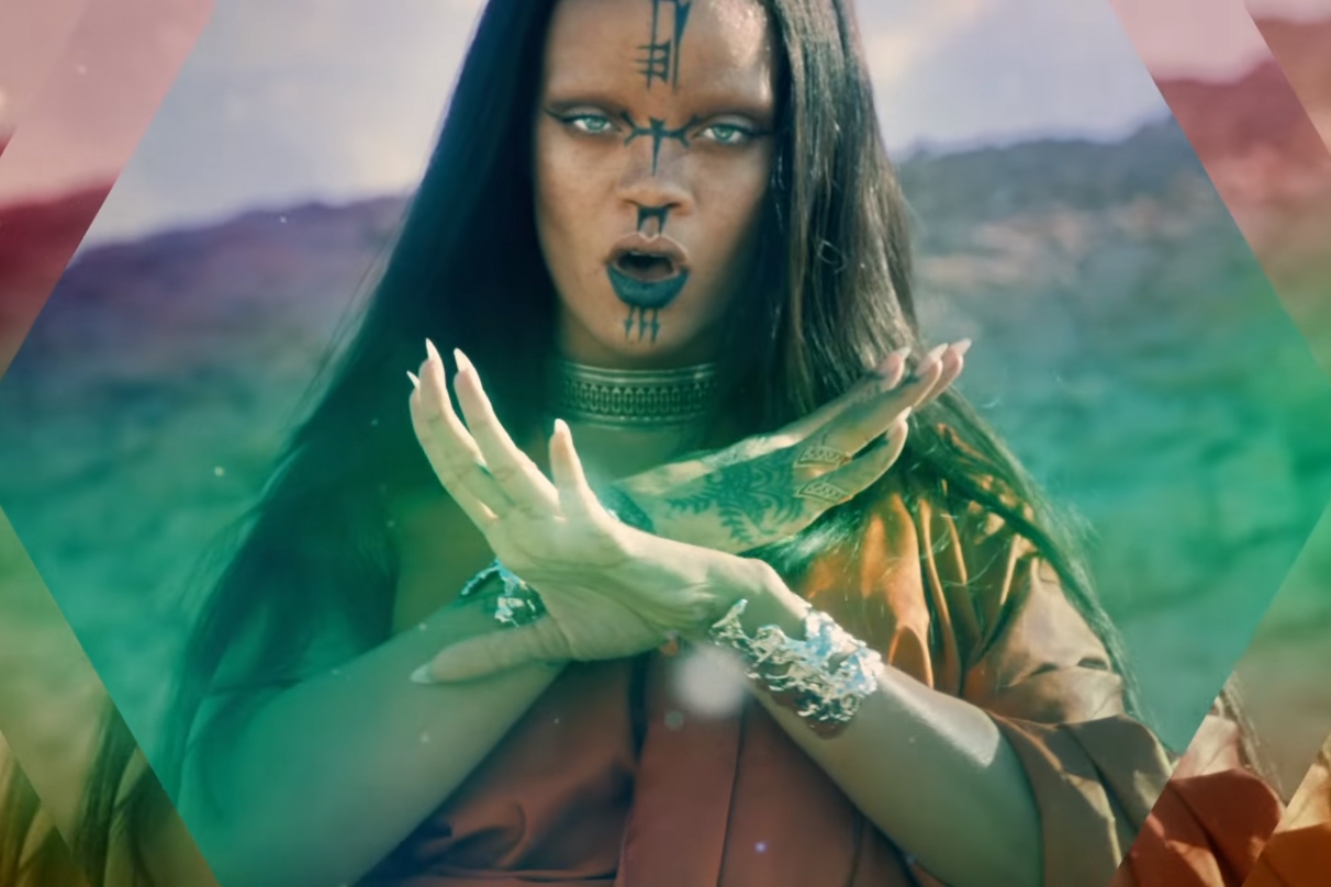 A cantora Rihanna em cena do clipe de “Sledgehammer”, da trilha sonora de Star Trek: Sem Fronteiras