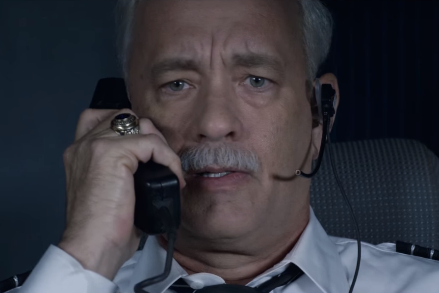 Tom Hanks em cena do trailer do filme Sully, de Clint Eastwood